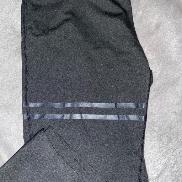 Medium pair of yoga leggings with 2 stripes on the right leg - Picture 2 of 5